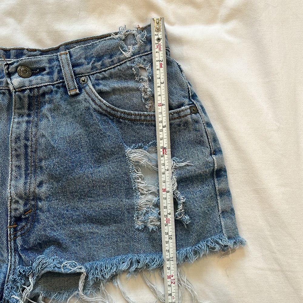 Levi’s Distressed Mini Short - Picture 4 of 4